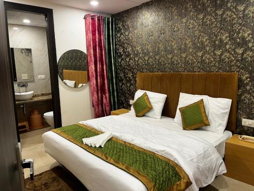 阿拉哈巴德Roomquet comfort inn的一间带大床的卧室和一间浴室
