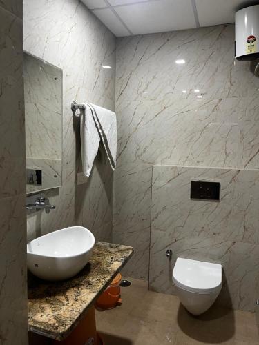 阿拉哈巴德Roomquet comfort inn的一间带水槽和卫生间的浴室