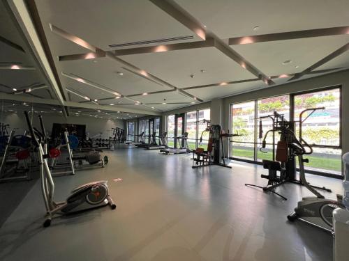 伊斯坦布尔Secure Central Eclectic 1BRs in Luxury Residence w 2 Pools Gym Sauna Basketball Court Meeting Room Free Parking Concierge close to Istanbul Expo Center的健身房设有跑步机、健身器材和窗户