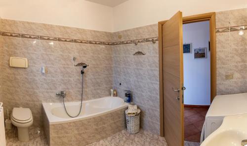 TorriVilla Elodie的带浴缸、卫生间和盥洗盆的浴室