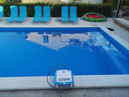 皮内兹齐Lavanda Apartments&Studios的一个带手机的游泳池