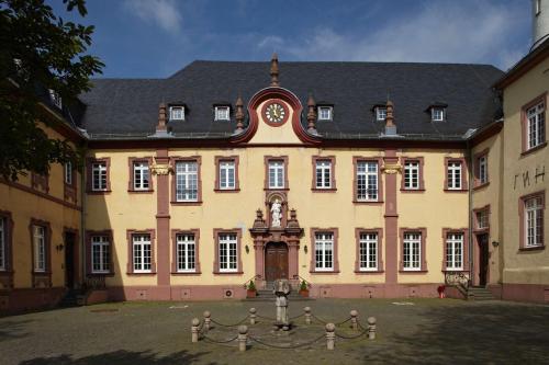 Kall施泰因费尔德修道院酒店的一座大建筑,前面有一个钟