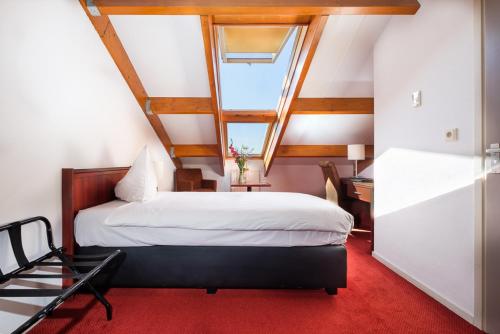 Asperen德思卡普酒店的一间卧室设有一张大床和窗户