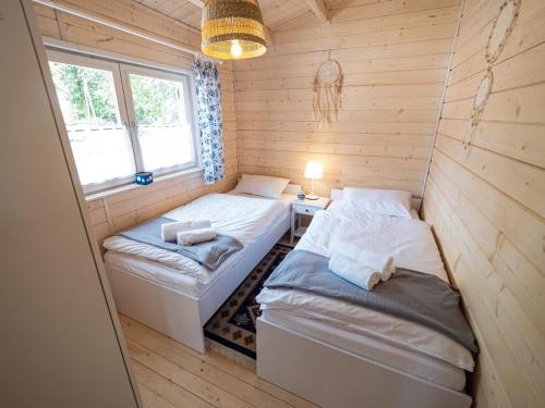 Kolorowe Zacisze的木墙客房 - 带两张单人床