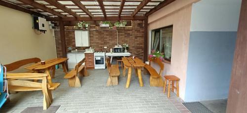 韦巴Pokoje u Bodzia的一个带木桌椅的庭院和一间厨房