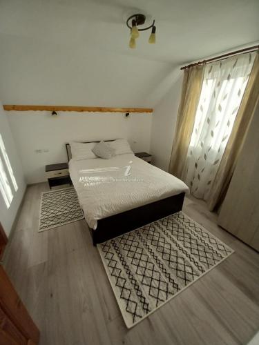 默古拉Dor de munte的一间带床的卧室,位于带窗户的房间内