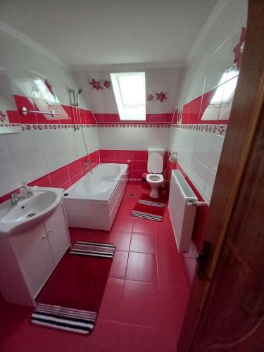 默古拉Dor de munte的带浴缸、卫生间和盥洗盆的浴室