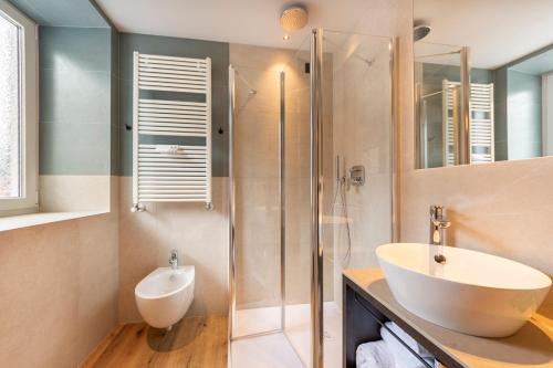 莫埃纳法罗丽亚酒店的一间带水槽和淋浴的浴室