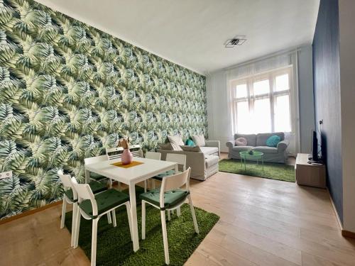 布达佩斯Boutique HomeR1274 Apartment #3bedroom #freeparking的客厅配有桌椅和沙发