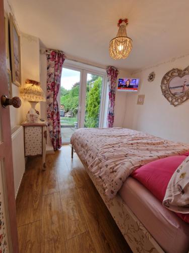 布里真德Town Cottage ground floor appartment的一间卧室设有一张床和一个窗口