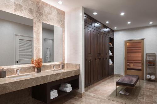 克利夫兰克利夫兰丽思卡尔顿酒店的一间带两个盥洗盆和大镜子的浴室