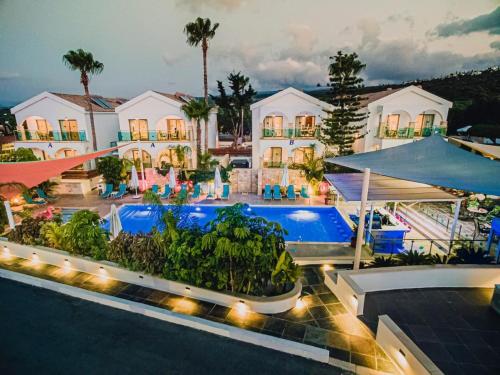 尼奥克瑞奥Latchi Escape Hotel and Suites - By IMH Travel & Tours的一座带游泳池和度假村的别墅