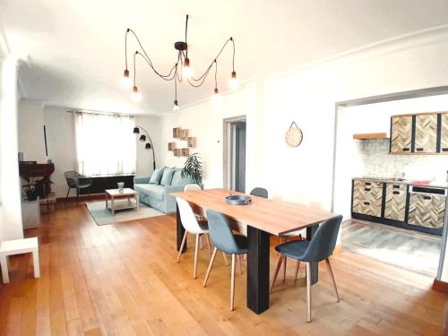 卡尔艾普卢盖VILLA CLARETTE的用餐室以及带桌椅的起居室。