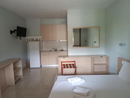 阿莫利亚尼岛Athos Bay Villa的小房间设有床和厨房