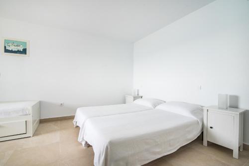 阿里纳加Casa Daura Playa de Arinaga 2023 Reformed的一间白色卧室,配有两张床和两个床头柜