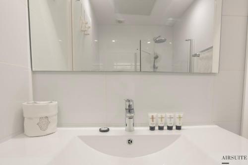 特拉维夫Luxury Shenkin 2BR by Airsuite的白色的浴室设有水槽和镜子