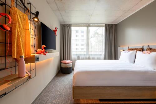 波尔多Moxy Bordeaux的酒店客房设有床和窗户。
