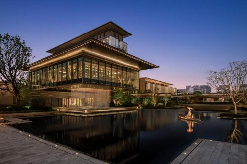 广州广州白云国际会议中心越秀福朋喜来登酒店（广交会期间免费穿梭巴士至展馆）的前面有池塘的建筑