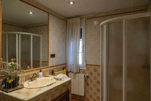 昆卡Casa Rural La Carbonera的一间带两个盥洗盆和淋浴的浴室