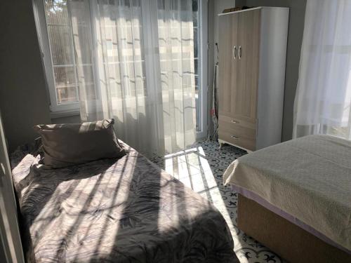 马尔马拉Doğa Evleri的一间卧室配有一张带枕头和窗户的床