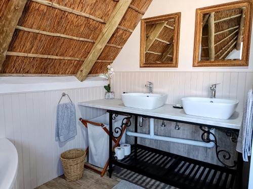 威特班克Sedgefield Lodge的浴室设有2个水槽和木制天花板