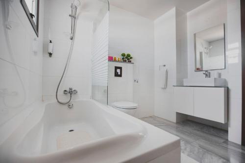 尼奥克瑞奥Latchi Escape Hotel and Suites - By IMH Travel & Tours的白色的浴室设有水槽和卫生间。