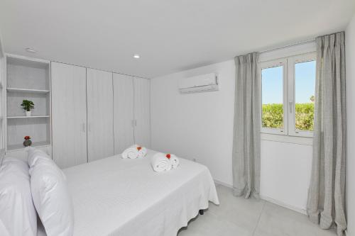 维拉诺瓦德卡塞拉Casa Do Levante3 Bedrooms With Sea View的白色的客房设有两张床和窗户。