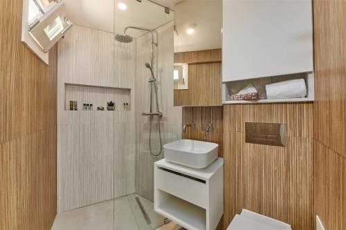 维拉诺瓦德卡塞拉Casa Do Levante3 Bedrooms With Sea View的带淋浴、卫生间和盥洗盆的浴室