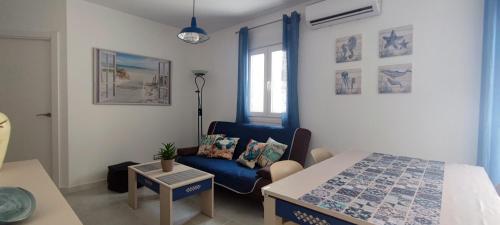 拉梅特拉·德·玛尔Mar Salada的小房间设有一张床和一张蓝色椅子