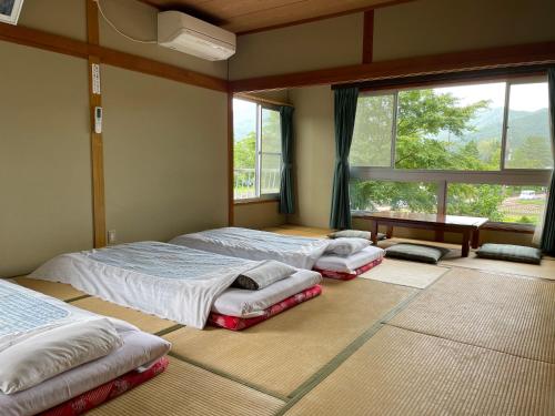 富士河口湖托加瓦索酒店的一间卧室设有两张床和窗户。