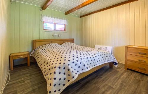 ÄlvseredNice Home In lvsered With Wifi的一间设有床铺的卧室,位于一个拥有绿色墙壁的房间
