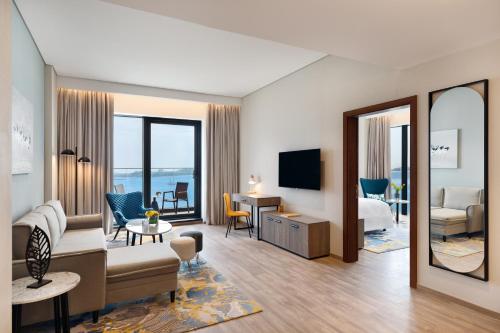 迪拜voco Dubai The Palm, an IHG Hotel的酒店套房 - 带客厅和卧室