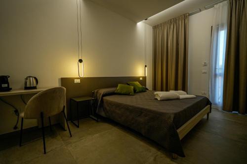 切尔沃港Domus Smeralda B&B的一间卧室配有一张床、一张桌子和一张桌子