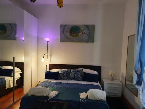 罗马Nel cuore dell'Appia Antica的一间卧室配有一张床和紫色的墙壁