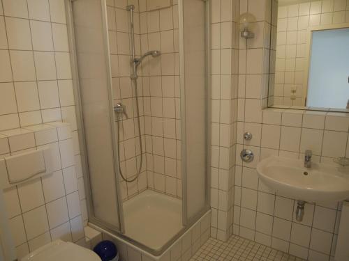 奥斯特巴德·哥伦Apartmentanlage-Villa-Granitz in Göhren的带淋浴和盥洗盆的浴室