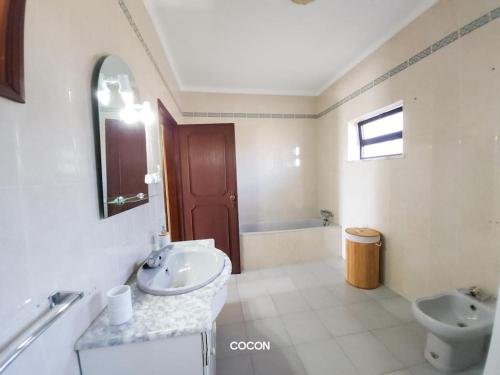 Casa Aveiro的白色的浴室设有水槽和卫生间。