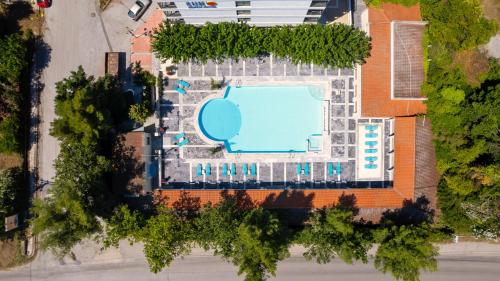 阿吉亚特拉萨阳光海滩酒店的游泳池顶部景泳池景