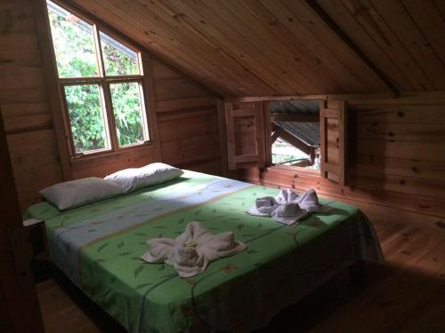 RivasMontaña Verde的小木屋内一间卧室,配有一张床