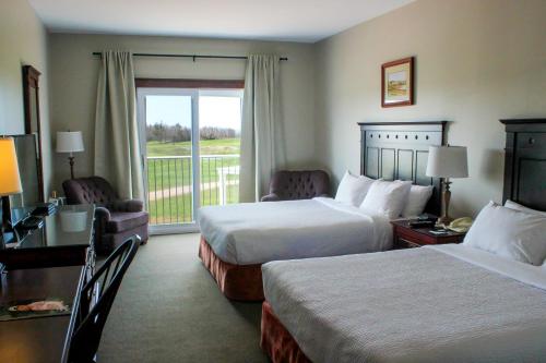 Morell罗德克洛布斯高尔夫及海滩度假酒店的酒店客房设有两张床和一个阳台。