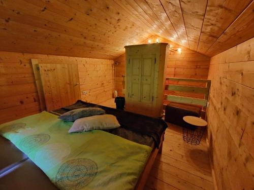 KrisplReithütte的小木屋内的一个床位
