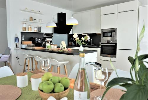 法兰肯塔尔Panorama Penthouse Apartment Whirlpool für 6 Personen的厨房配有带绿色苹果的桌子