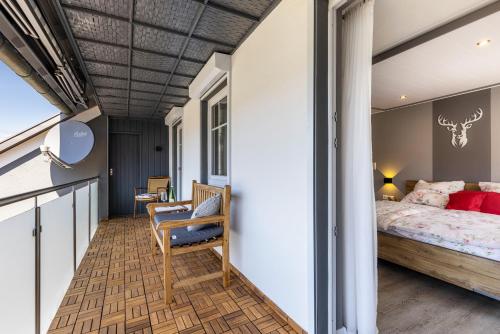 阿尔布斯塔特Basislager的一间卧室设有一张床和一个阳台