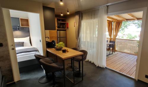 克鲁塞沃Mobile home Luka的客房设有桌子、床和阳台。
