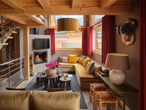 夏蒙尼-勃朗峰阿让蒂耶尔乐斯李维斯酒店的带沙发和壁炉的客厅