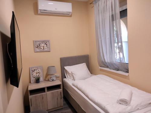 包道乔尼托毛伊Villa Grácia的一间小卧室,配有床和窗户