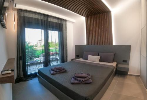 尼亚·蒙达尼亚Berries Luxury Apartments的一间卧室设有一张床和一个大窗户