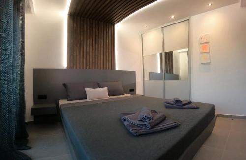 尼亚·蒙达尼亚Berries Luxury Apartments的一间卧室配有带毛巾的床