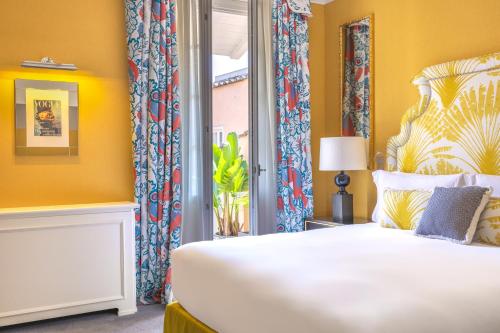 罗马Maalot Roma - Small Luxury Hotels of the World的一间卧室设有一张床和一个窗口