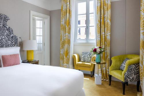 罗马Maalot Roma - Small Luxury Hotels of the World的卧室配有床、椅子和窗户。