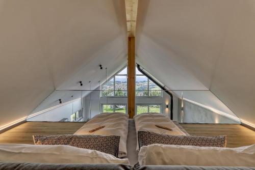 弗赖翁Chalet Panorama的一间带两张床的卧室,位于带窗户的房间内